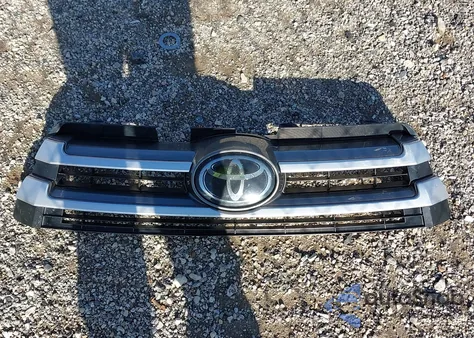 2018 Toyota Highlander Le Plus z USA, uszkodzony, nr VIN 5TDBZRFH9JS835657